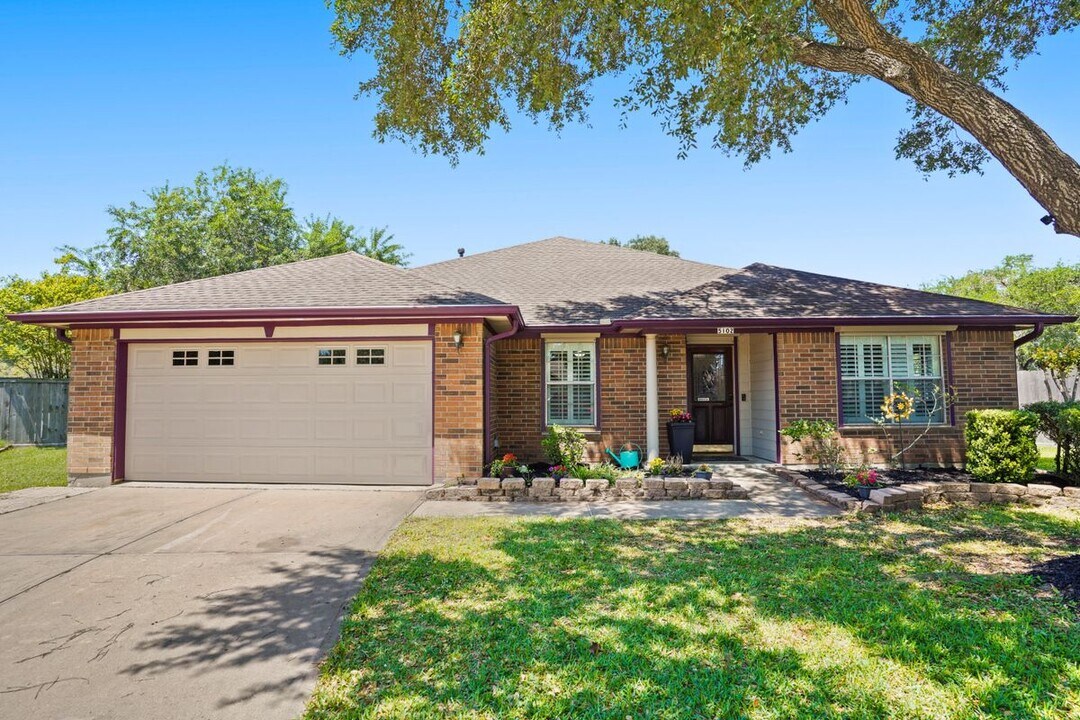 11002 Hammerly Blvd in Houston, TX - Building Photo