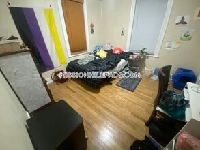 21 Bucknam St, Unit 3 in Boston, MA - Foto de edificio - Building Photo