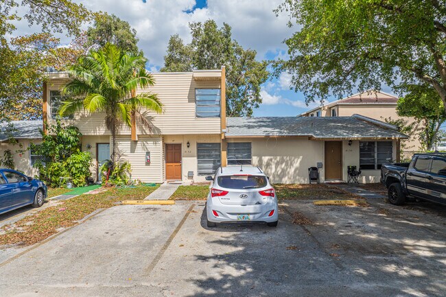 4138-4153 SW 61st Ave in Davie, FL - Building Photo - Building Photo