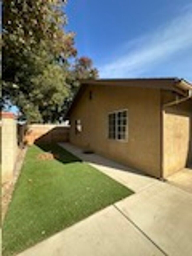 1045 N Oakwood Ct in Visalia, CA - Building Photo - Building Photo