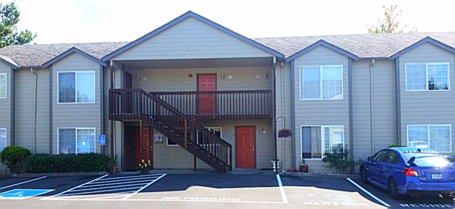 Bayview Apartments in Warrenton, OR - Building Photo - Building Photo