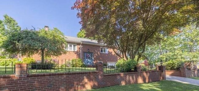 21 Rowe St in New Bedford, MA - Building Photo - Building Photo
