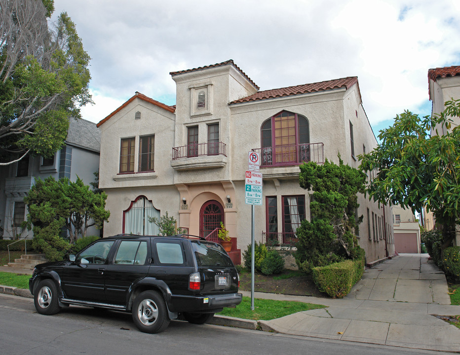 330 N Curson Ave in Los Angeles, CA - Building Photo