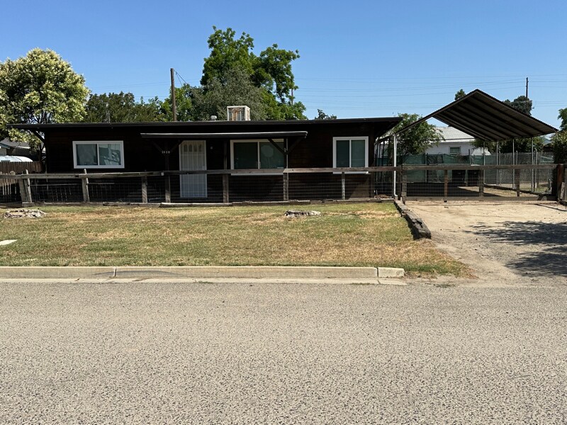 1640 W James Ave in Visalia, CA - Building Photo