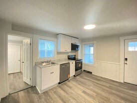 8 Parkinson Ct in Nashua, NH - Building Photo