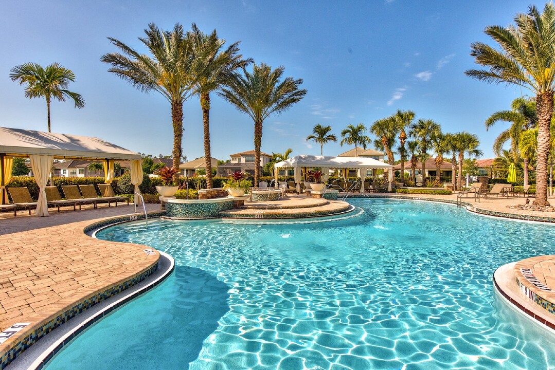9134 Woodhurst Dr in Naples, FL - Foto de edificio