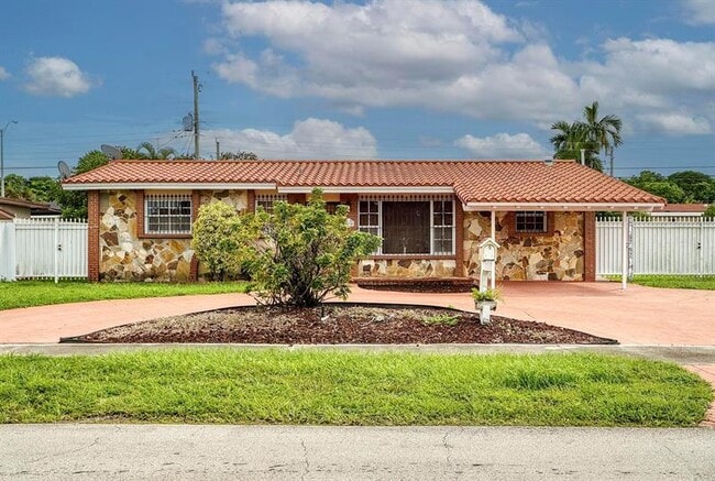 1030 W 53rd Terrace in Hialeah, FL - Building Photo - Building Photo