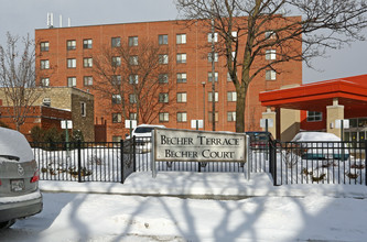 Becher Terrace (55+) in Milwaukee, WI - Foto de edificio - Building Photo