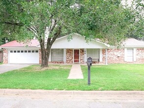 104 Wynnwood Dr in Palestine, TX - Building Photo - Building Photo