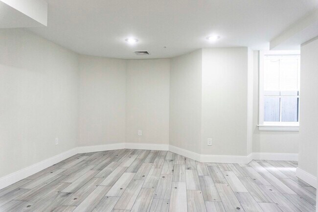 79 Linden St, Unit 1 in Boston, MA - Building Photo - Building Photo