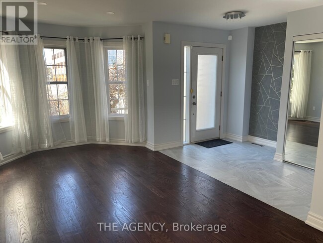 9031 Yonge St in Richmond Hill, ON - Building Photo - Building Photo