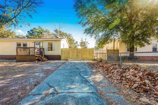 211 Evergreen Dr in Mary Esther, FL - Building Photo - Building Photo