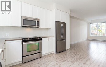 7458 Britton St in Burnaby, BC - Building Photo - Building Photo