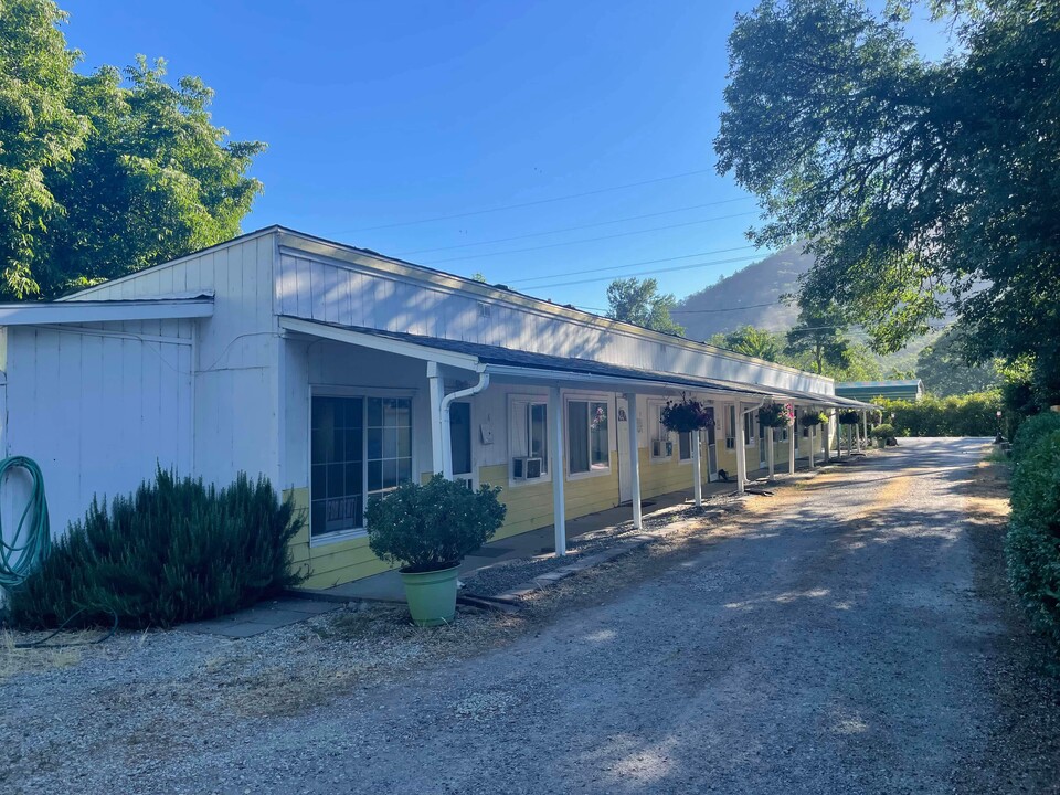 5157 Rogue River Hwy in Gold Hill, OR - Building Photo