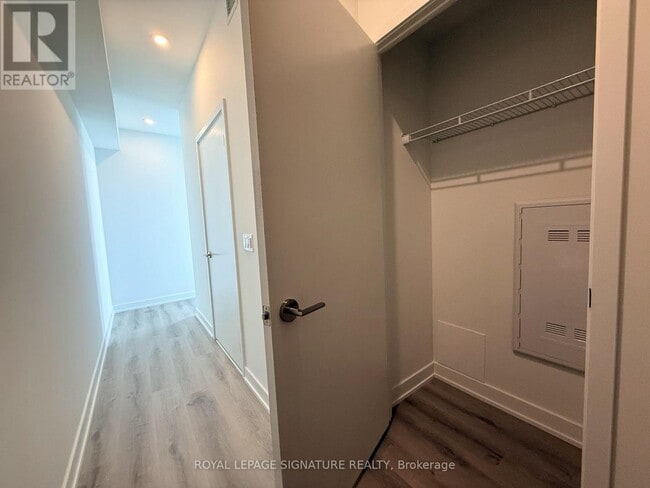 1 Fairview Rd E in Mississauga, ON - Building Photo - Building Photo