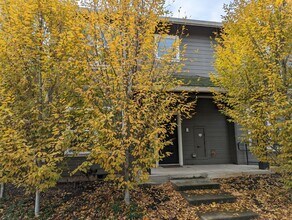 7033 N Charleston Ave in Portland, OR - Building Photo - Building Photo