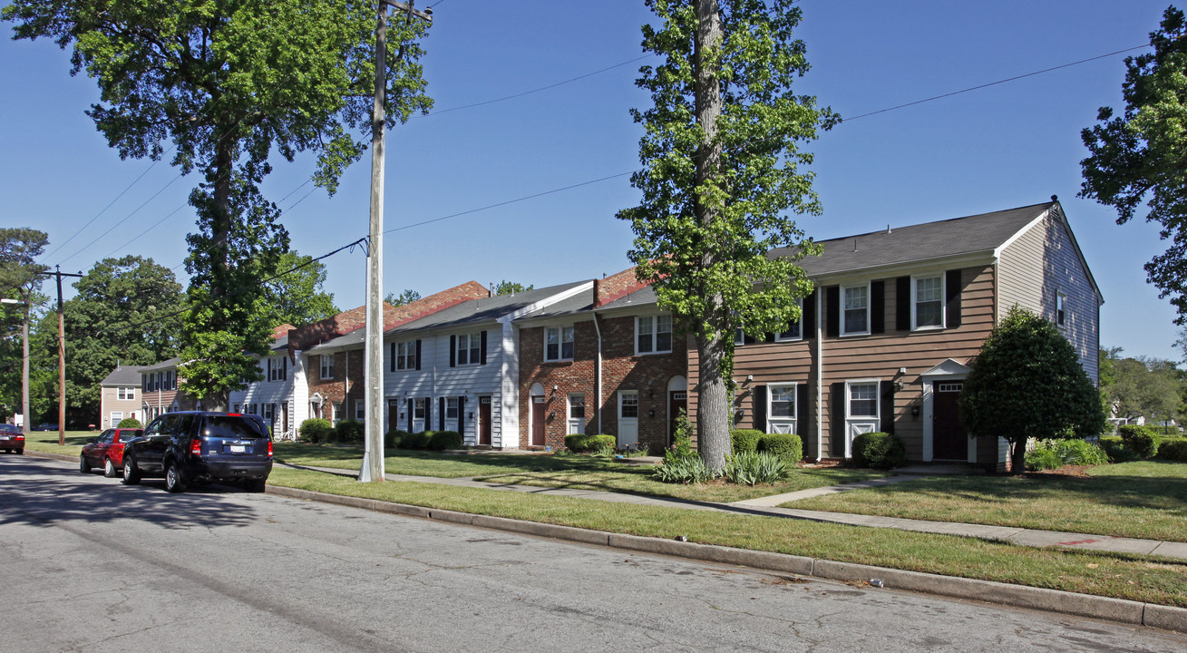 Buckingham Place Apartments in Norfolk, VA - Building Photo