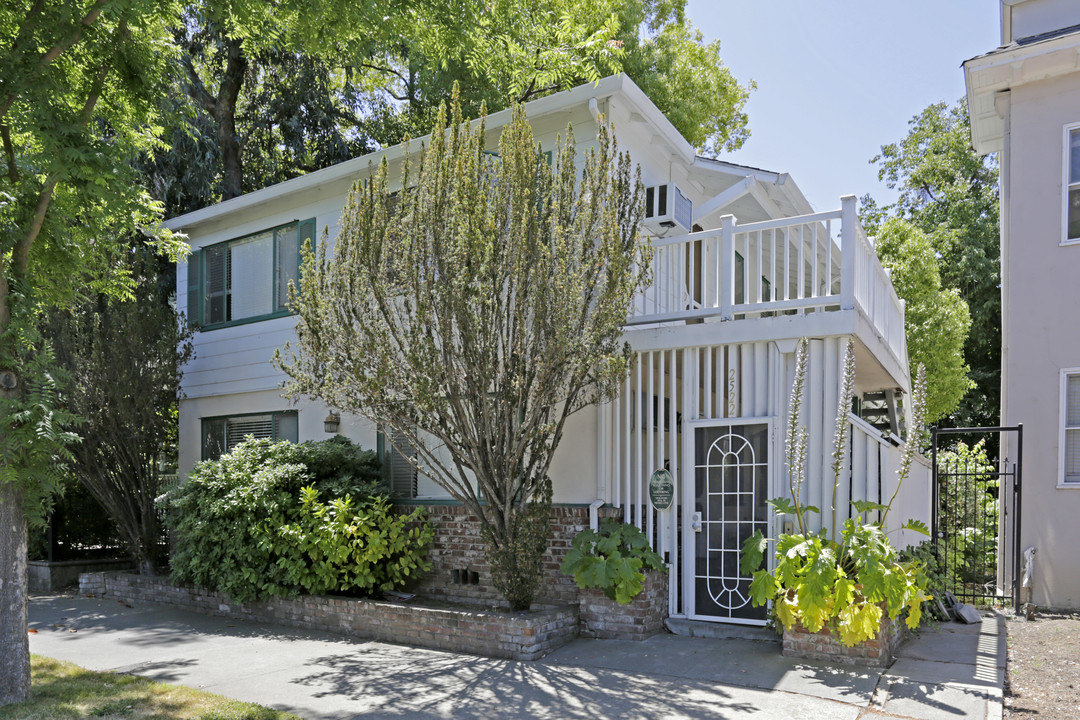 Powell Place in Sacramento, CA - Foto de edificio