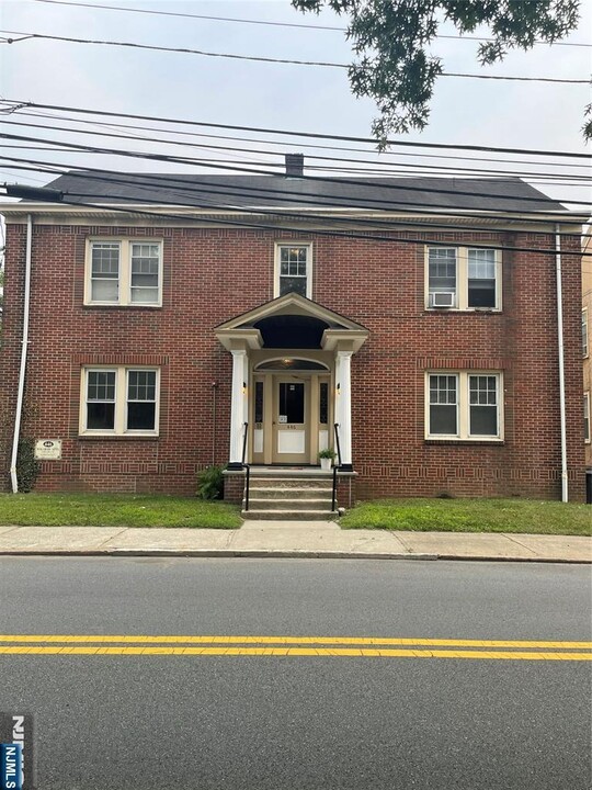 446 Wagaraw Rd in Fair Lawn, NJ - Building Photo