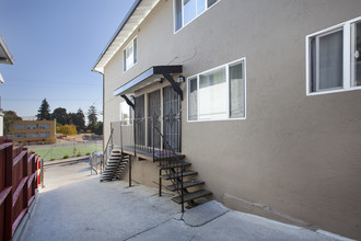 3647 Coolidge Ave in Oakland, CA - Foto de edificio - Building Photo