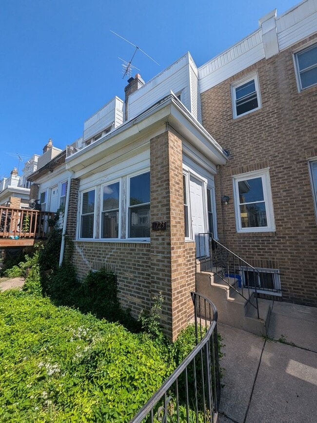 property at 1723 N Robinson St
