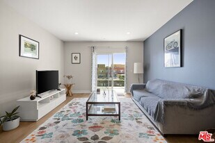 13337 Beach Ave in Marina Del Rey, CA - Building Photo