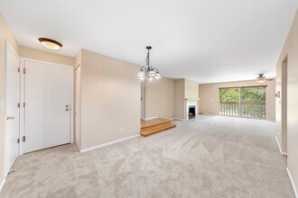 2392 Abbeywood Dr in Lisle, IL - Building Photo - Building Photo