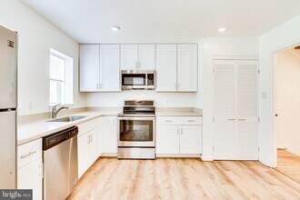 2186 Golf Course Dr in Reston, VA - Building Photo - Building Photo