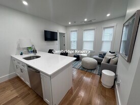 401 Columbia St, Unit 1T in Cambridge, MA - Building Photo