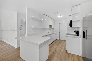 11301 NW 39th St in Coral Springs, FL - Building Photo