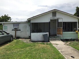 12305 Lakeshore Dr in Canal Point, FL - Building Photo