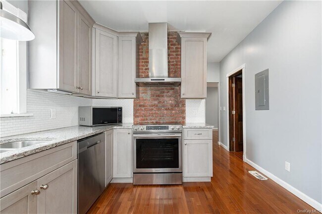 204 Mill St-Unit -1st Floor in Poughkeepsie, NY - Foto de edificio - Building Photo