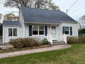 17 Eastover Rd in Sayville, NY - Building Photo