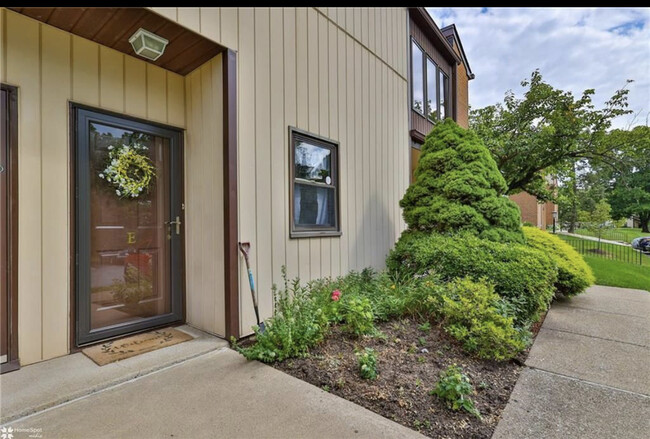 991 Village Round, Unit E in Allentown, PA - Building Photo - Building Photo