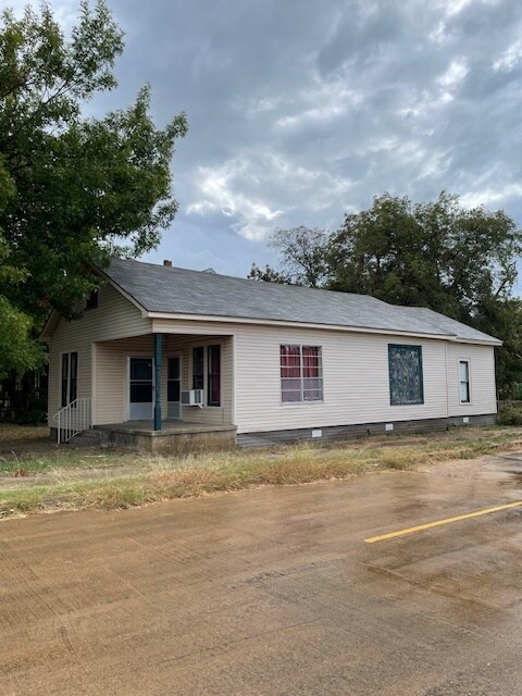 614 E Main St in Teague, TX - Building Photo