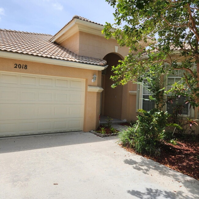 2018 Reston Cir in Royal Palm Beach, FL - Building Photo - Building Photo