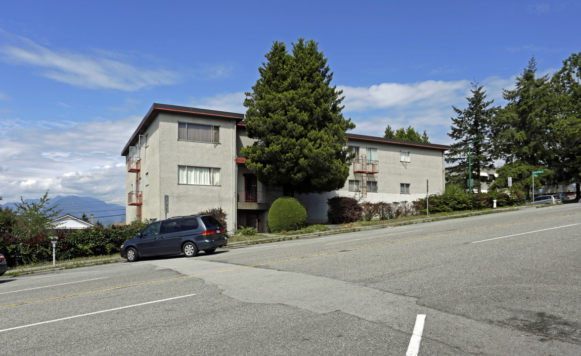 3885 Ingleton Ave in Burnaby, BC - Building Photo