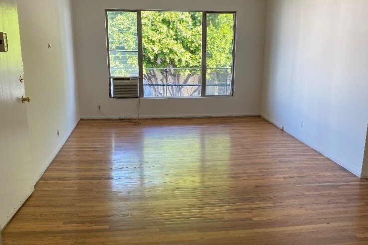 8514 Sherwood Dr in West Hollywood, CA - Building Photo