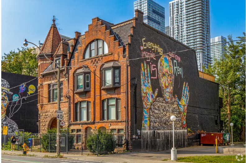 203-256 Sherbourne St. in Toronto, ON - Building Photo