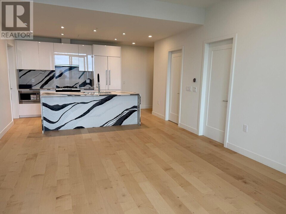 135-1135 13th St E in North Vancouver, BC - Building Photo