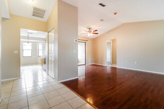 11024 Bentwood Ct in New Port Richey, FL - Foto de edificio - Building Photo