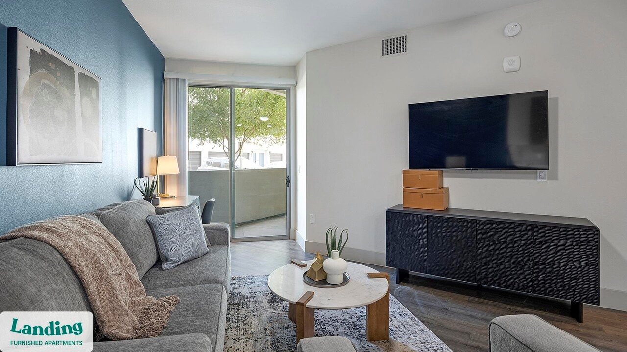 2323 E Highland Ave in Phoenix, AZ - Building Photo