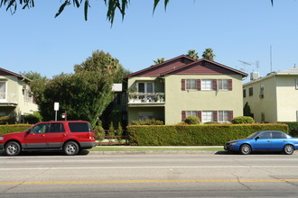 5854 Woodman Ave in Van Nuys, CA - Building Photo - Building Photo