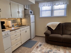 908 N 12th St, Unit Furnished in Bismarck, ND - Building Photo - Building Photo