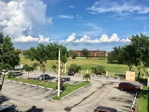 6930 NW 179th St in Hialeah, FL - Foto de edificio - Building Photo