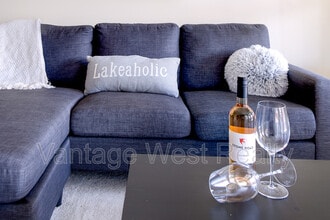 1089-1089 Sunset Dr in Kelowna, BC - Building Photo - Building Photo