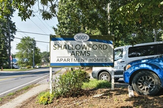 Shallowford Arms Apartments in Atlanta, GA - Building Photo - Building Photo