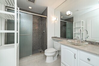 1 Huntington Ave, Unit 311 in Boston, MA - Foto de edificio - Building Photo