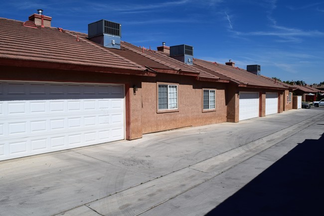 603 Yellow Meadow Ct in Bakersfield, CA - Foto de edificio - Building Photo