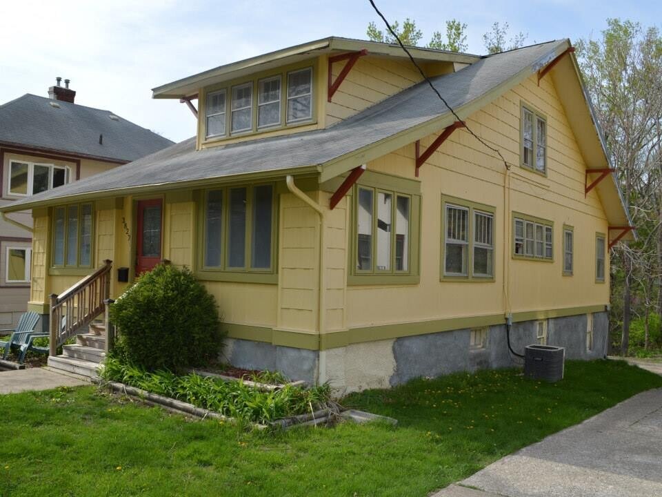 3827 University Ave in Des Moines, IA - Building Photo